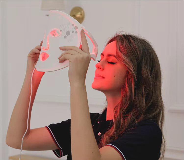 Leia mais sobre o artigo Máscaras de LED e Luz Vermelha Facial: Cuide da Pele em Casa